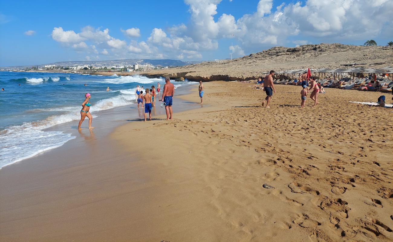 Kotsias beach'in fotoğrafı kahverengi kum yüzey ile