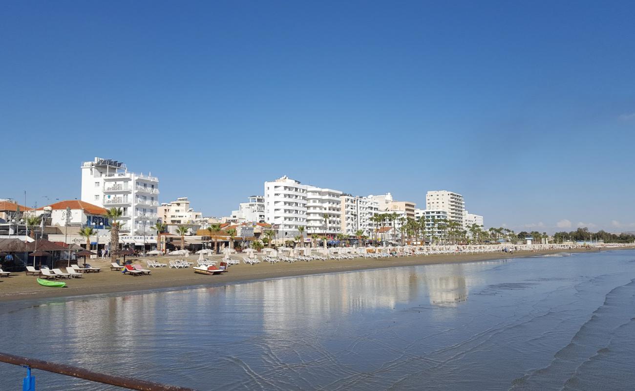 Finikoudes beach'in fotoğrafı i̇nce gri kum yüzey ile