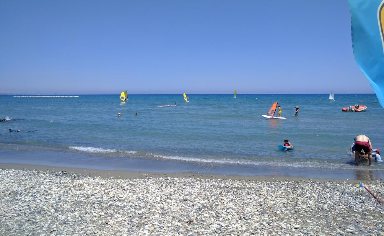 Finikoudes beach II'in fotoğrafı hafif çakıl yüzey ile