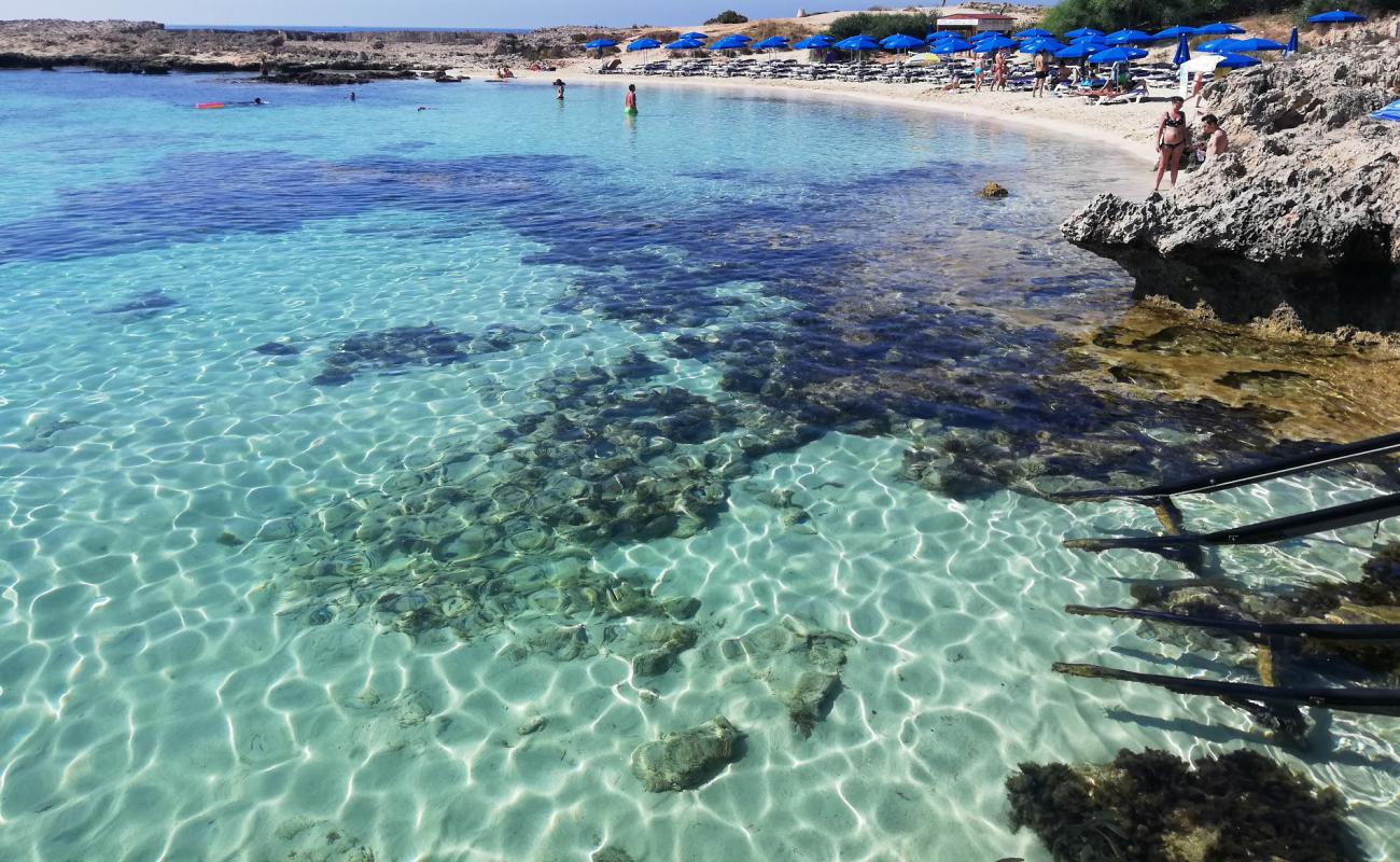 Makronissos plajı'in fotoğrafı parlak ince kum yüzey ile