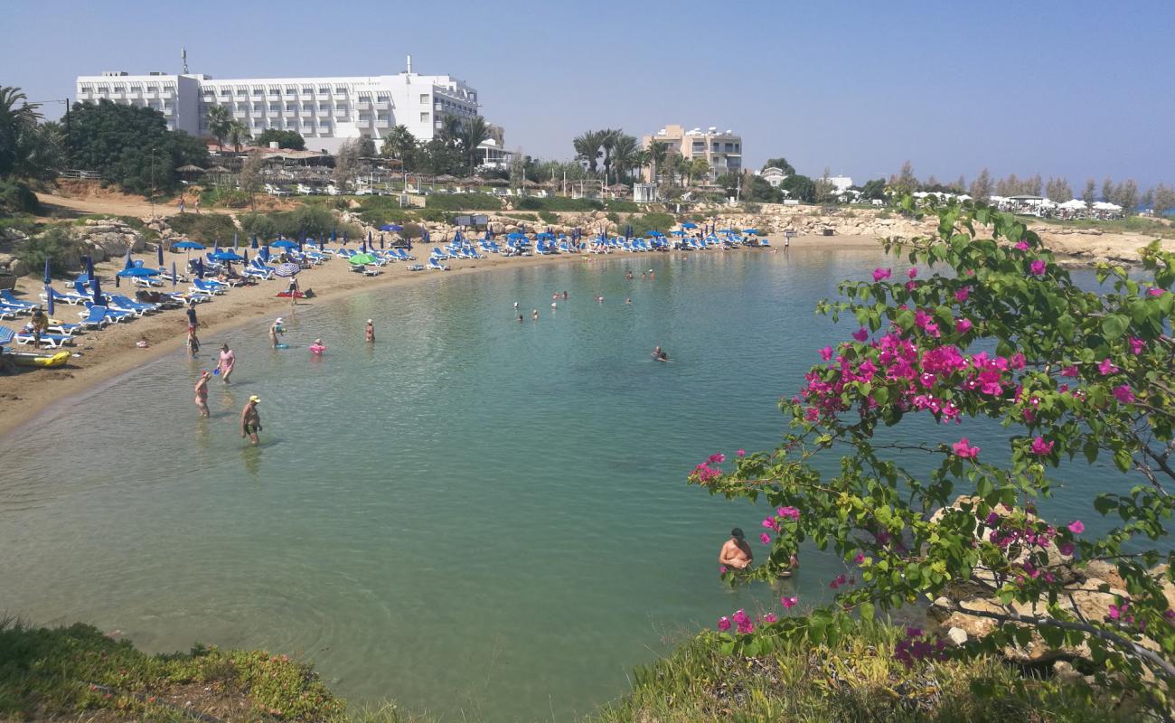 Vrysoudia beach'in fotoğrafı açık bej kum yüzey ile