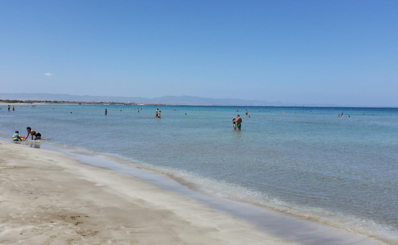 Glapsides beach'in fotoğrafı parlak ince kum yüzey ile