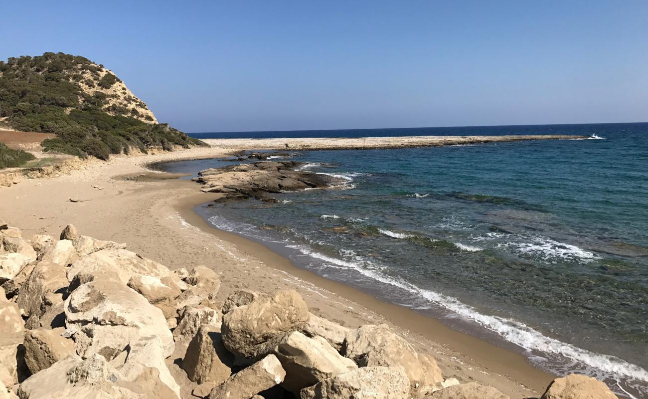 Nikos beach'in fotoğrafı açık bej kum yüzey ile