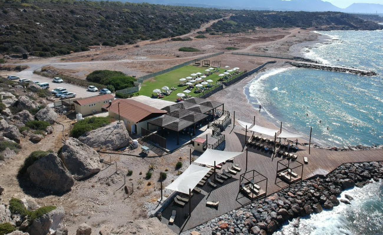Korineum beach'in fotoğrafı gri çakıl taşı yüzey ile