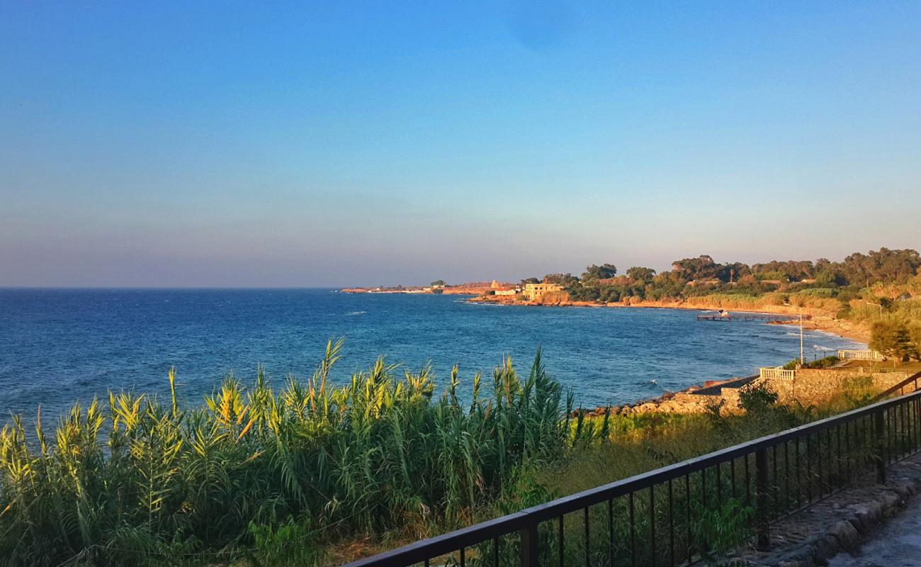 Sunset beach'in fotoğrafı gri çakıl taşı yüzey ile