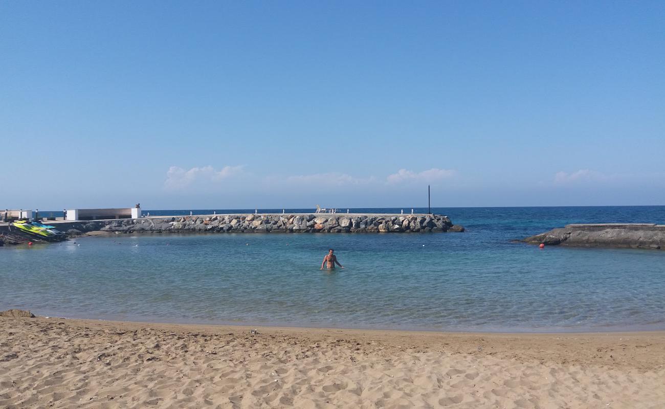 Ada Beach'in fotoğrafı açık bej kum yüzey ile