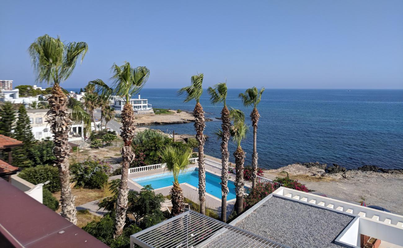 Azure Bay Beach'in fotoğrafı kayalık arazi yüzey ile