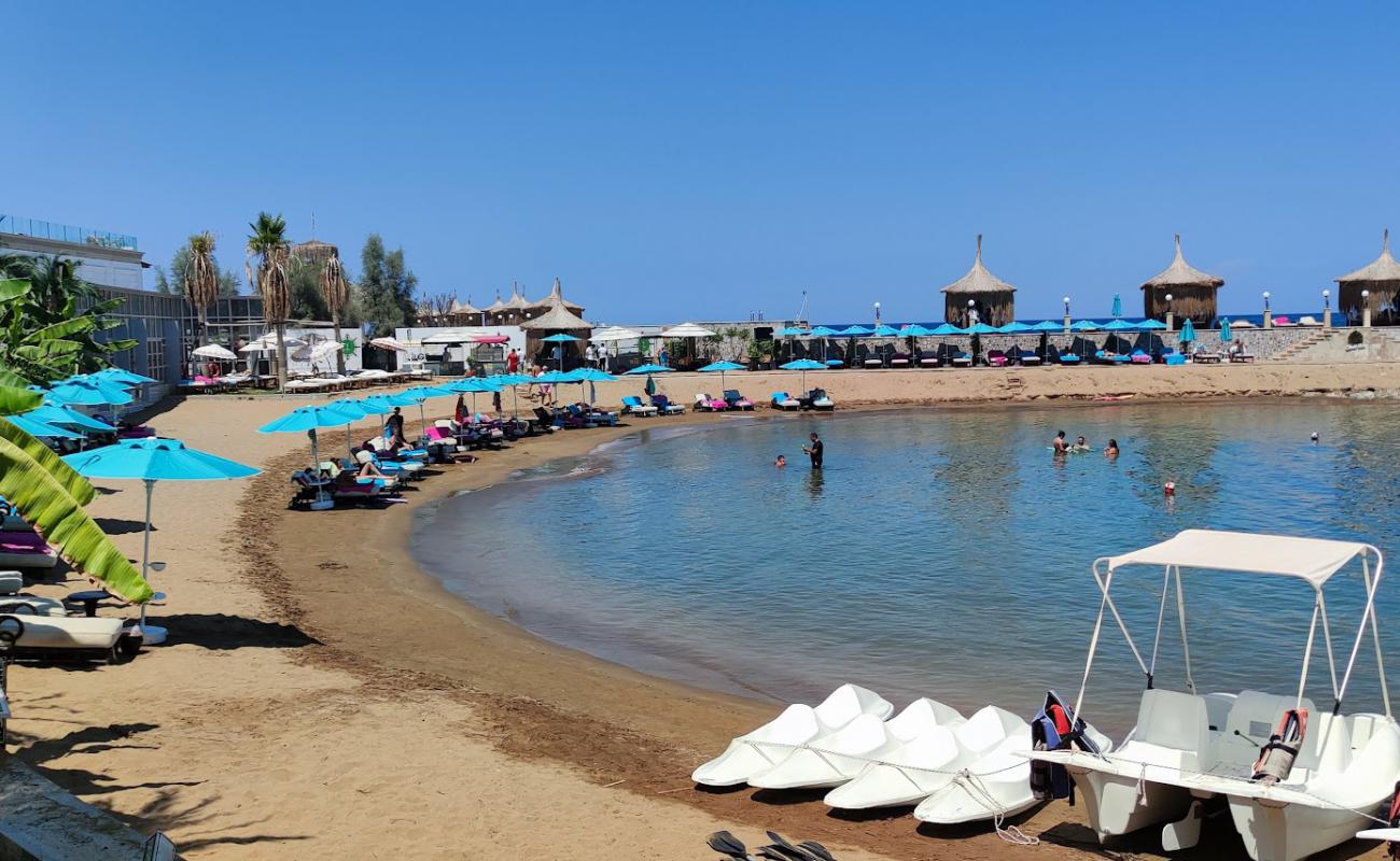 Ambassadeurs Beach'in fotoğrafı açık bej kum yüzey ile
