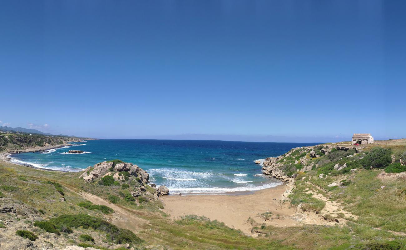 Kaplca Chipre Beach'in fotoğrafı taşlı kum yüzey ile