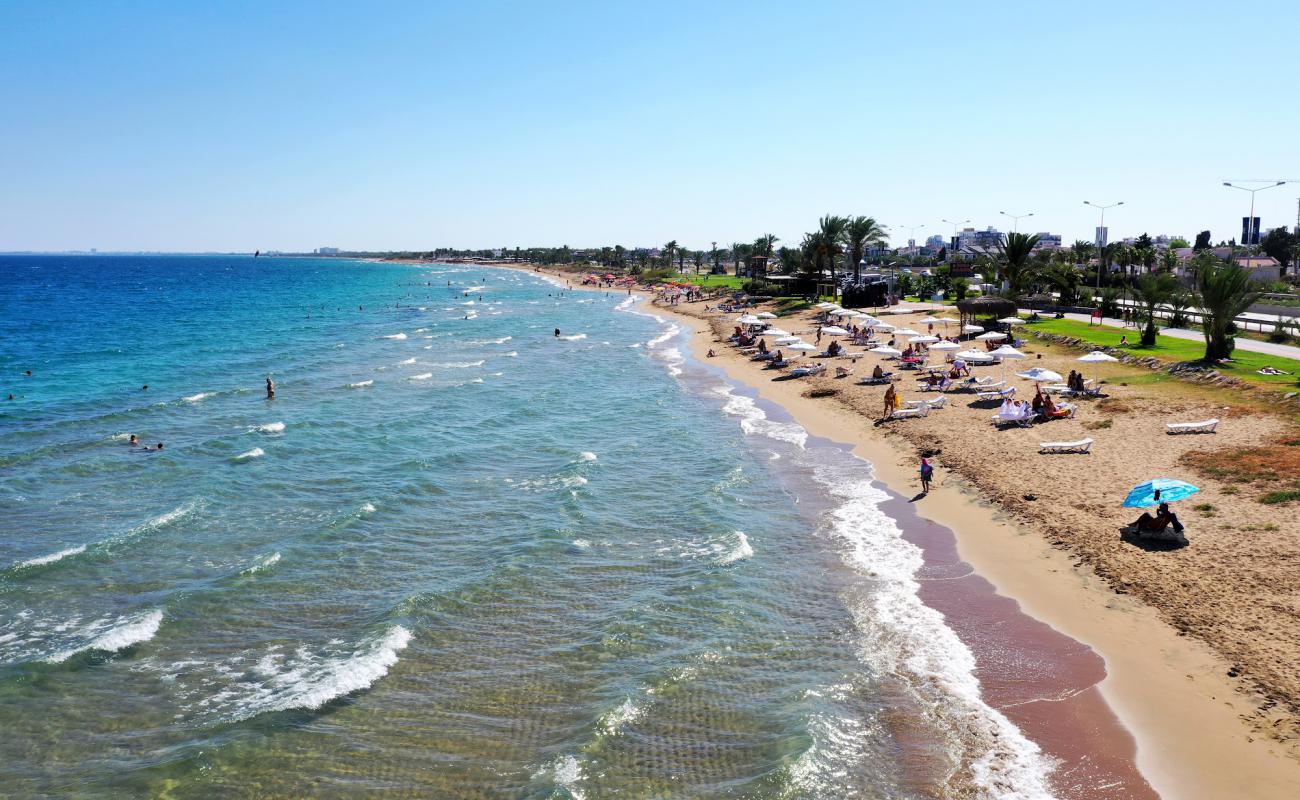 Iskele Belediyesi Makenzi Halk Plaji'in fotoğrafı açık bej kum yüzey ile