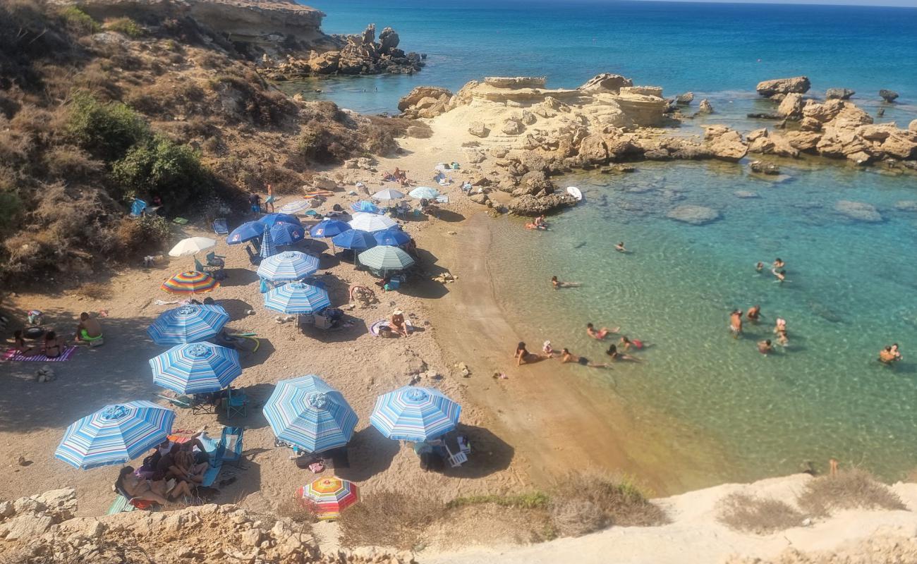 Paralimni Beach'in fotoğrafı açık bej kum yüzey ile