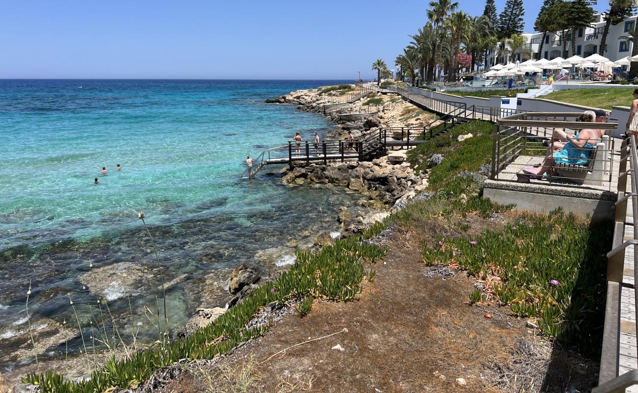 Nausicaa Beach'in fotoğrafı beton kaplı yüzey yüzey ile