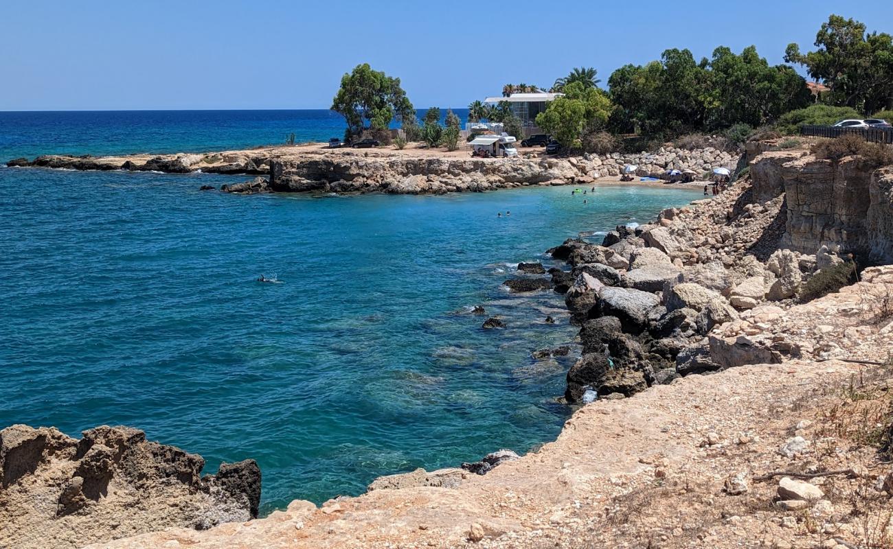 Tiny Beach'in fotoğrafı gri kum ve çakıllar yüzey ile
