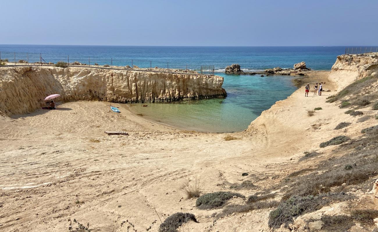 Petrini Konchi Beach'in fotoğrafı açık bej kum yüzey ile