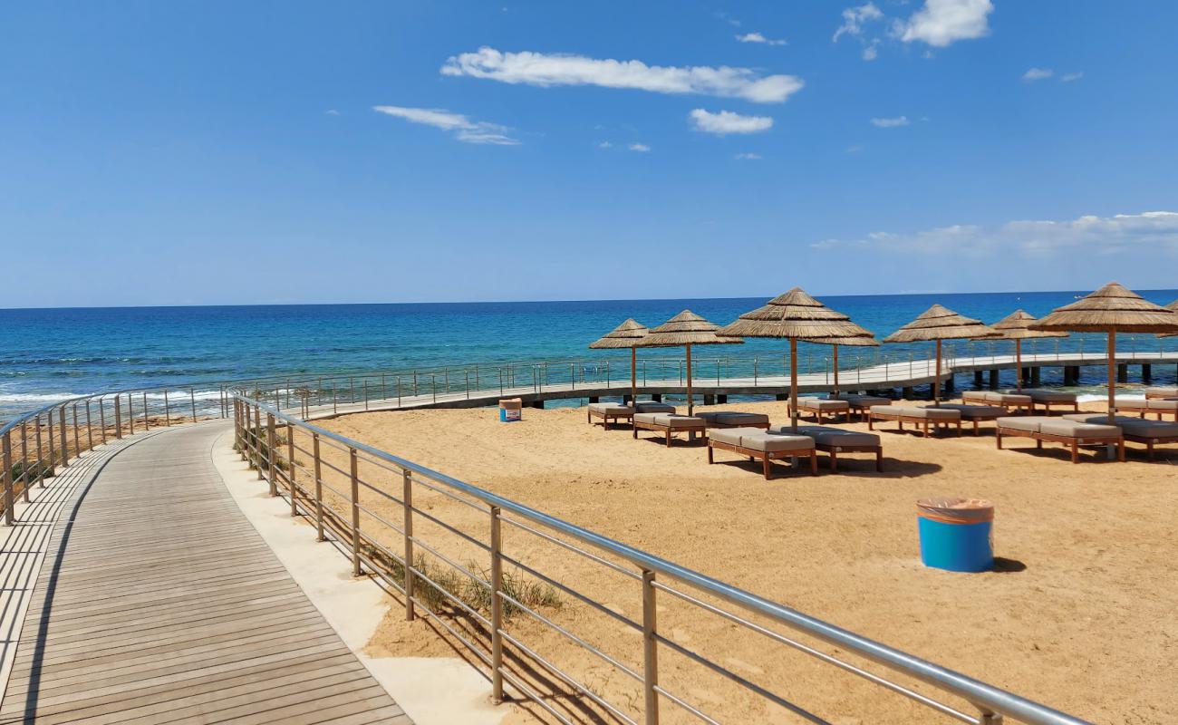 Katsarka Beach'in fotoğrafı açık bej kum yüzey ile