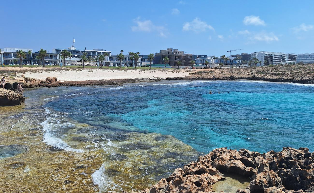 Loko Beach'in fotoğrafı açık bej kum yüzey ile