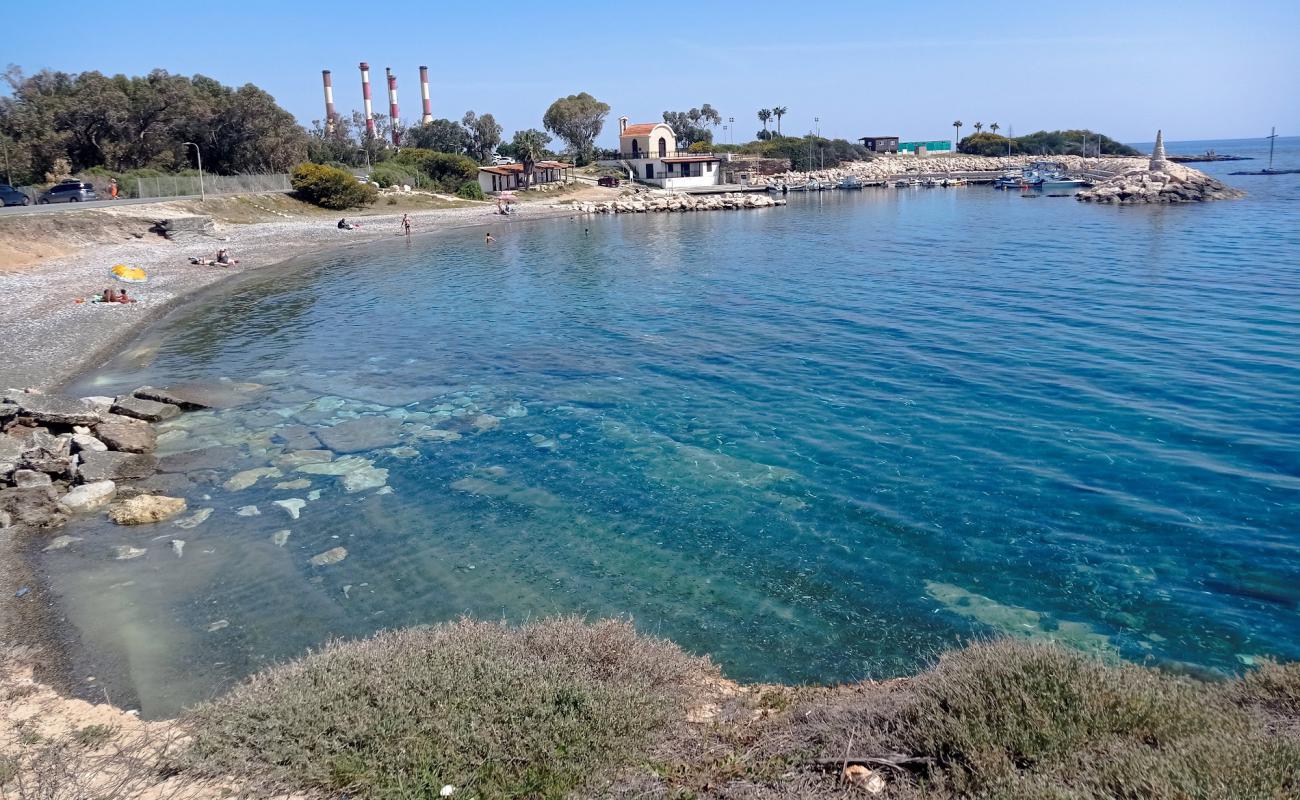 Agios Nikolaos Myron Beach'in fotoğrafı gri kum ve çakıllar yüzey ile