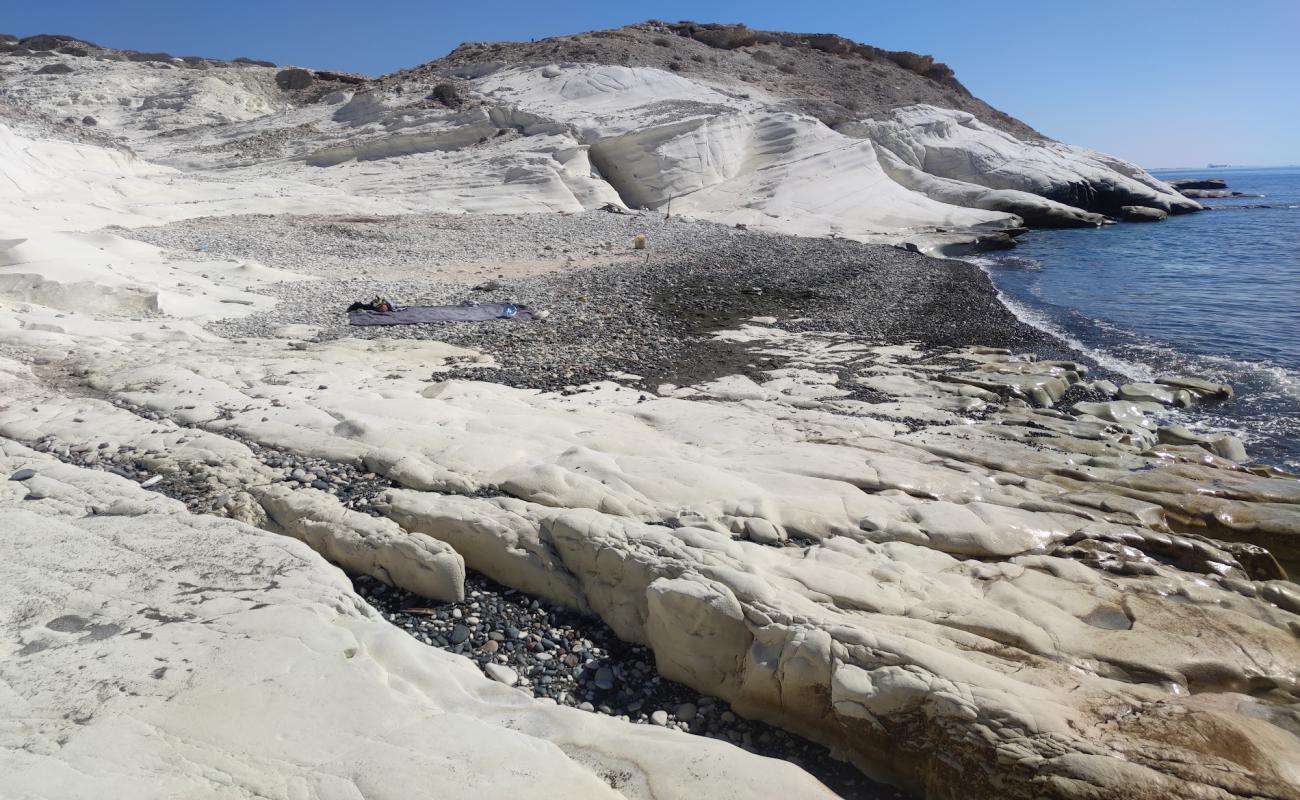 Pentakomo Nudist Beach'in fotoğrafı gri çakıl taşı yüzey ile