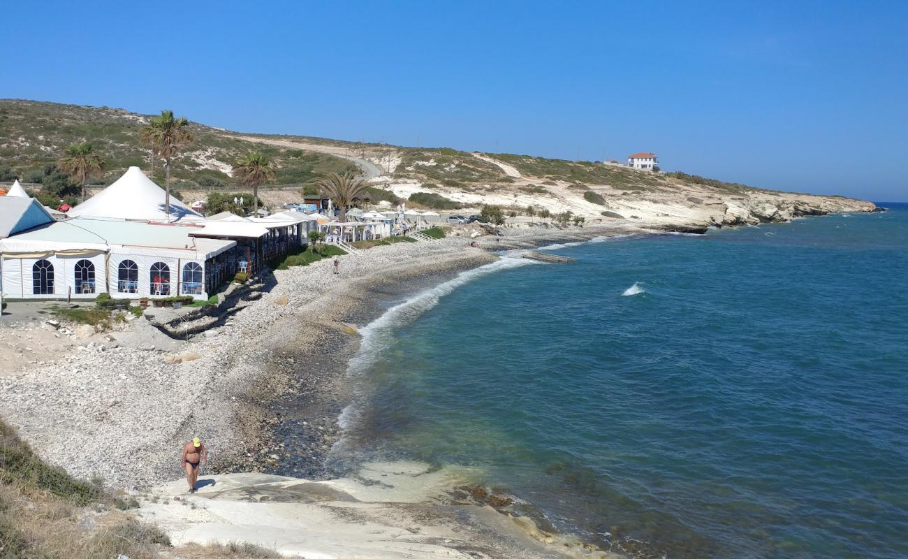 Agios Georgios Alamanou Beach'in fotoğrafı gri çakıl taşı yüzey ile