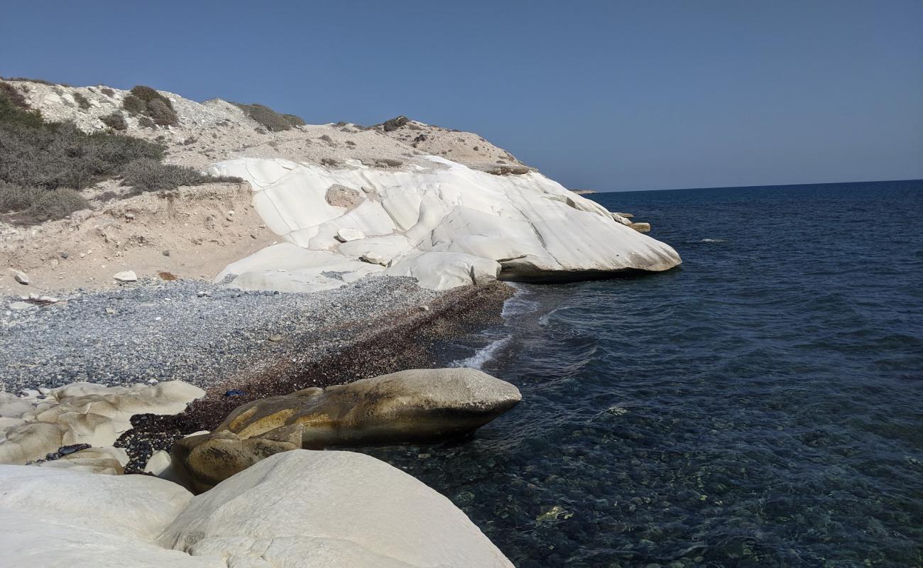White & Rocky Beach'in fotoğrafı gri çakıl taşı yüzey ile