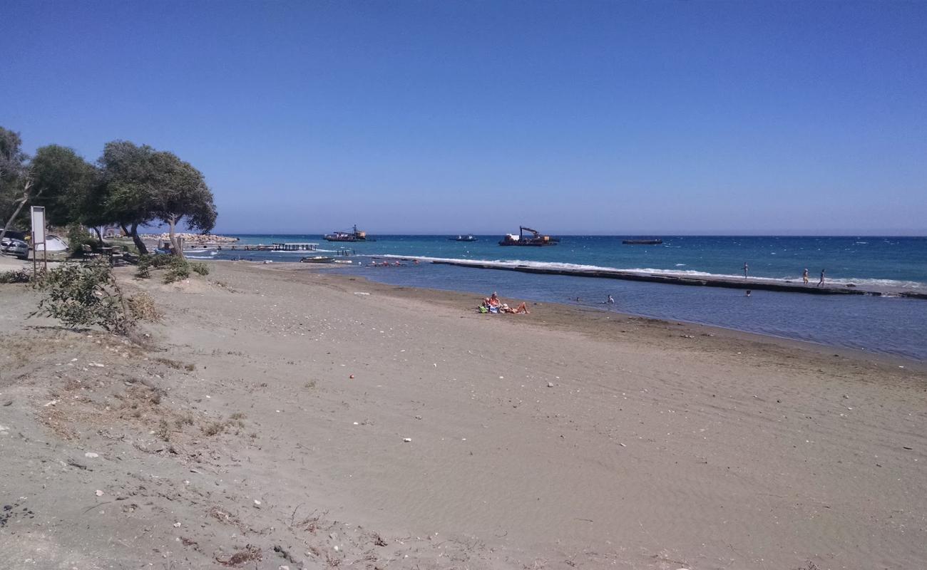 Aoratoi Beach - Blue Flag'in fotoğrafı gri kum yüzey ile