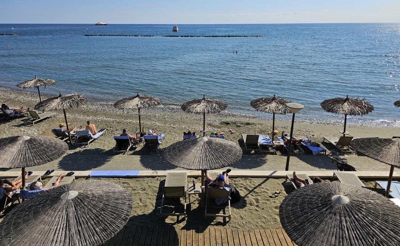 Amathus Beach'in fotoğrafı gri kum yüzey ile