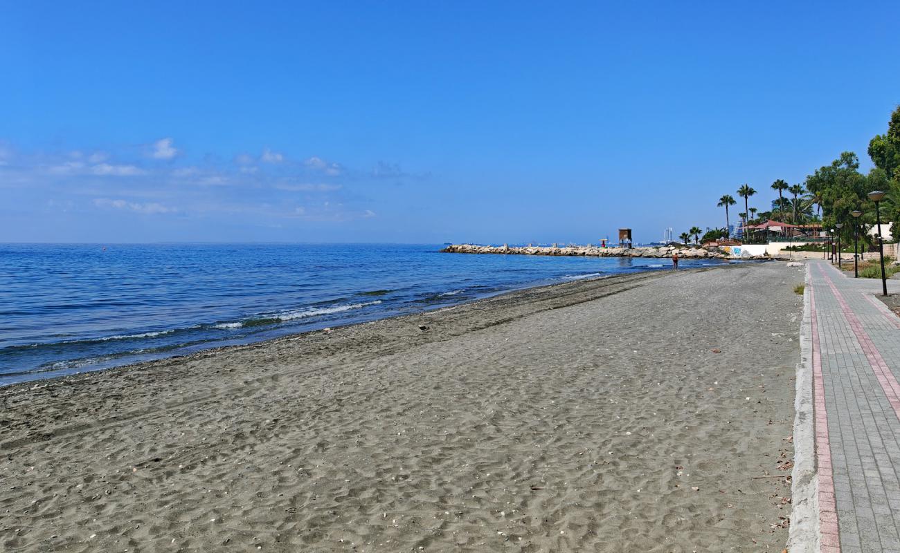 Loures Beach - Blue Flag'in fotoğrafı gri kum yüzey ile
