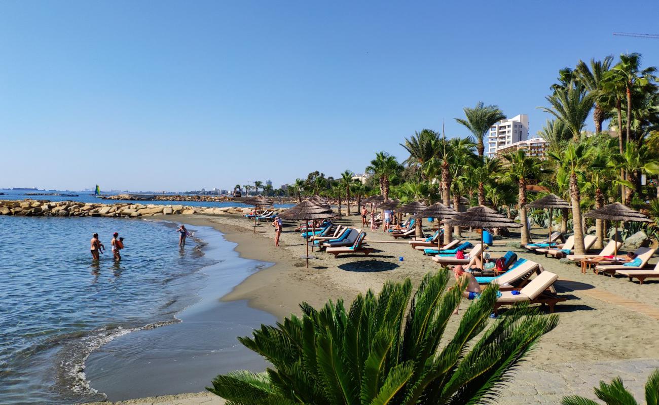 Amathus Beach'in fotoğrafı gri kum yüzey ile