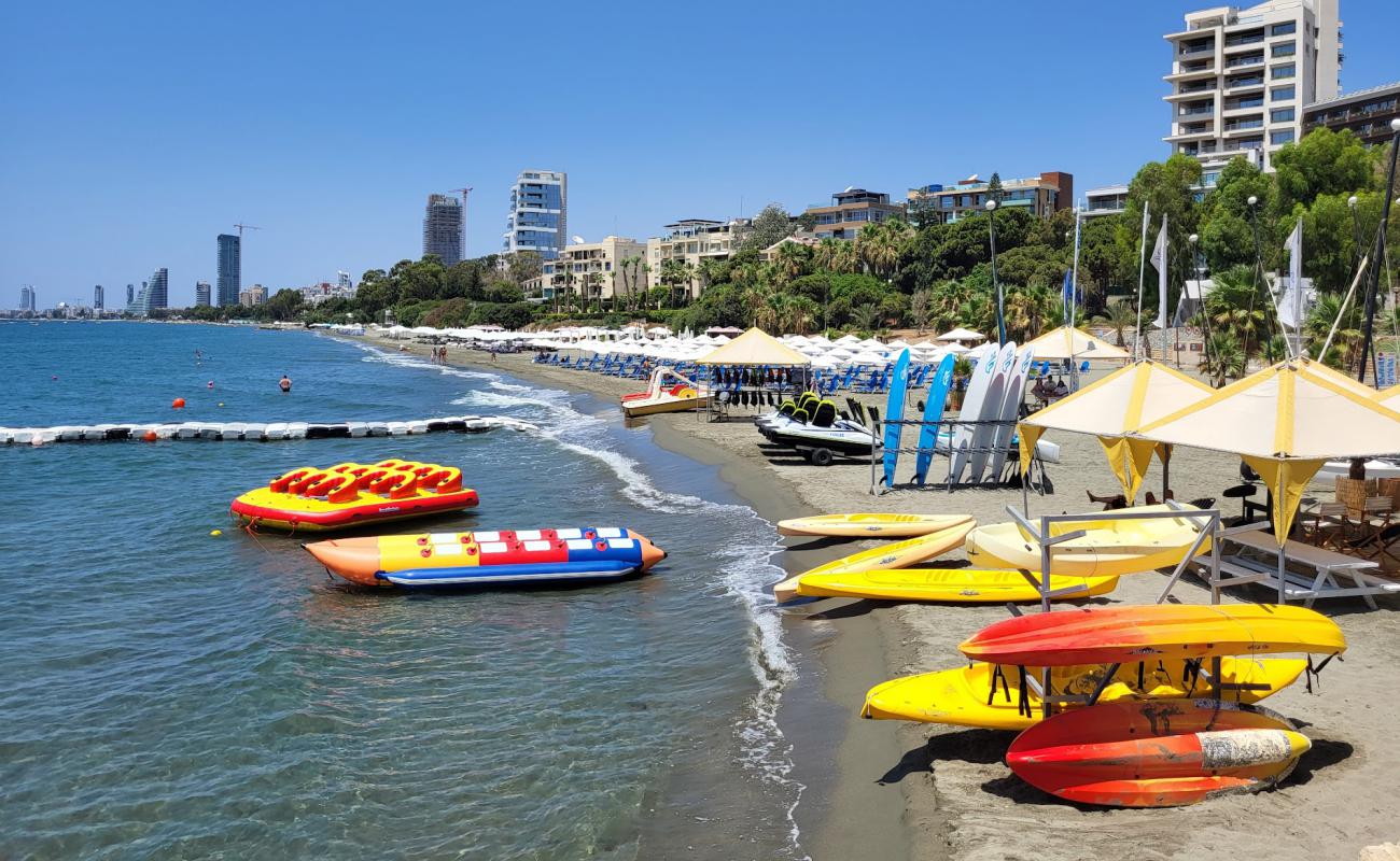 Vouppa Beach - Blue Flag'in fotoğrafı gri kum yüzey ile