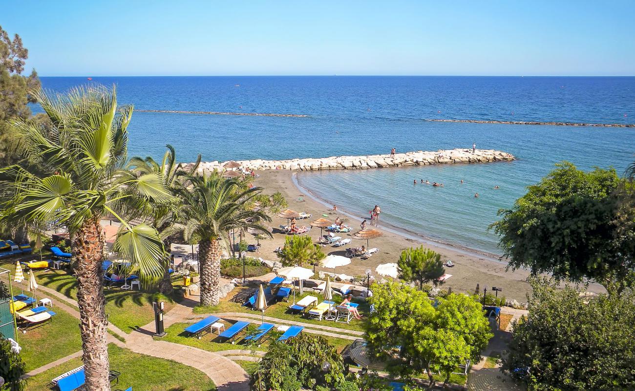 Crowne Plaza Limassol Beach'in fotoğrafı gri kum yüzey ile