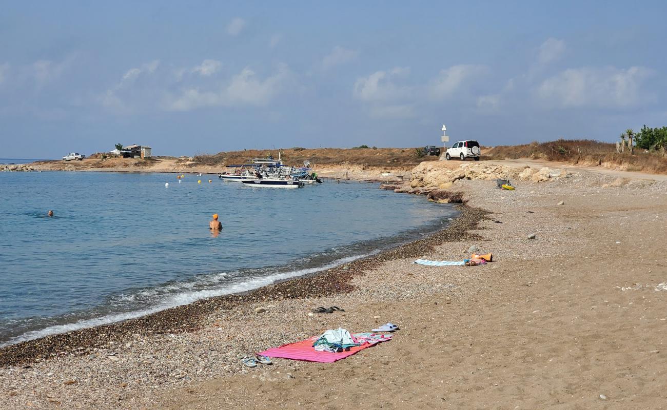 Timi Beach'in fotoğrafı gri kum ve çakıllar yüzey ile