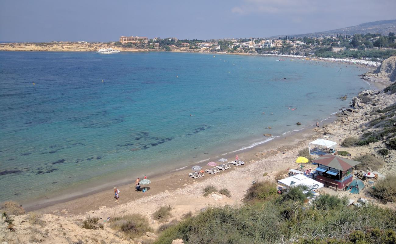 Kerynias Beach, Peyia'in fotoğrafı bej kum ve kayalar yüzey ile