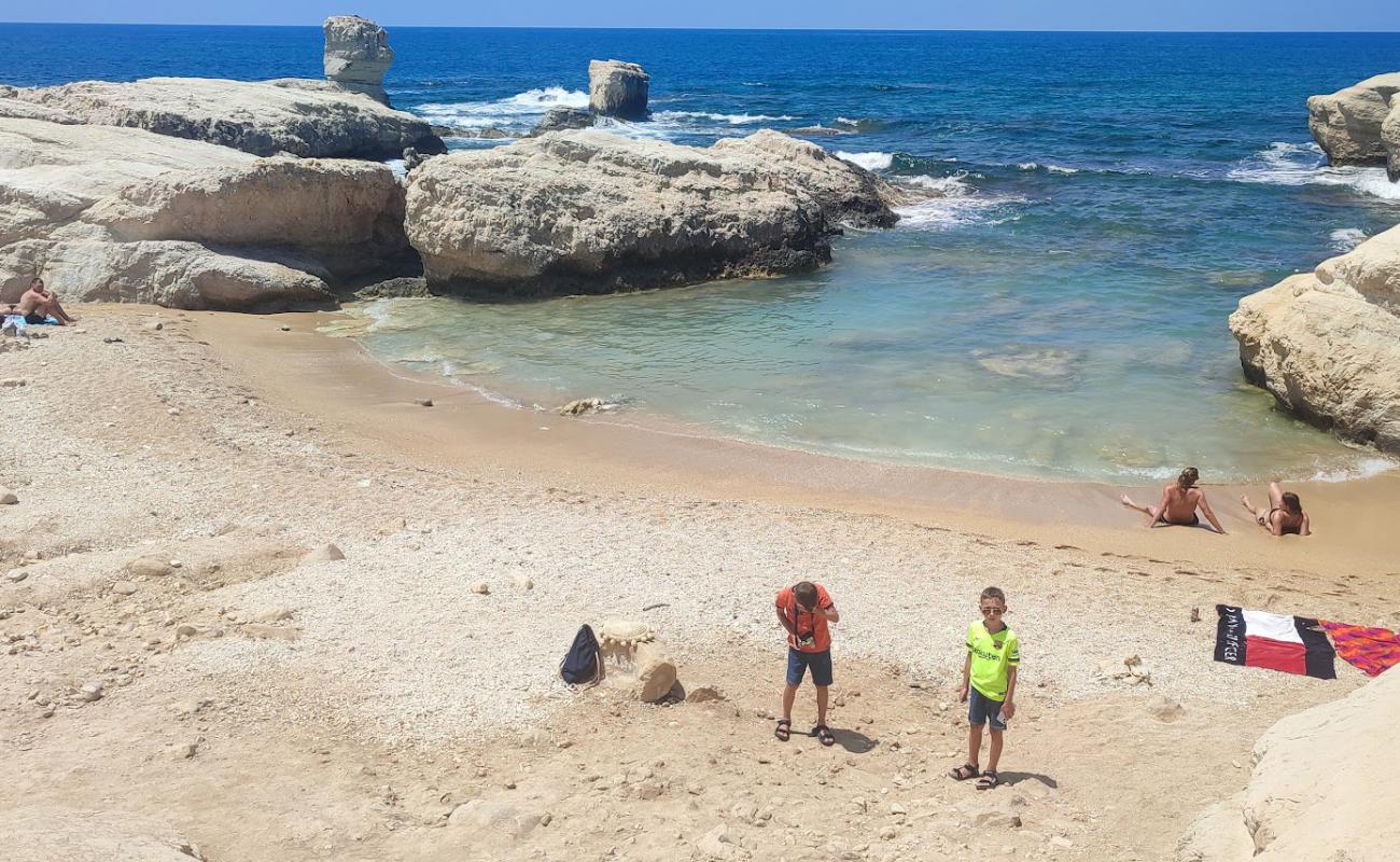 Ektoras Beach'in fotoğrafı bej kum ve kayalar yüzey ile