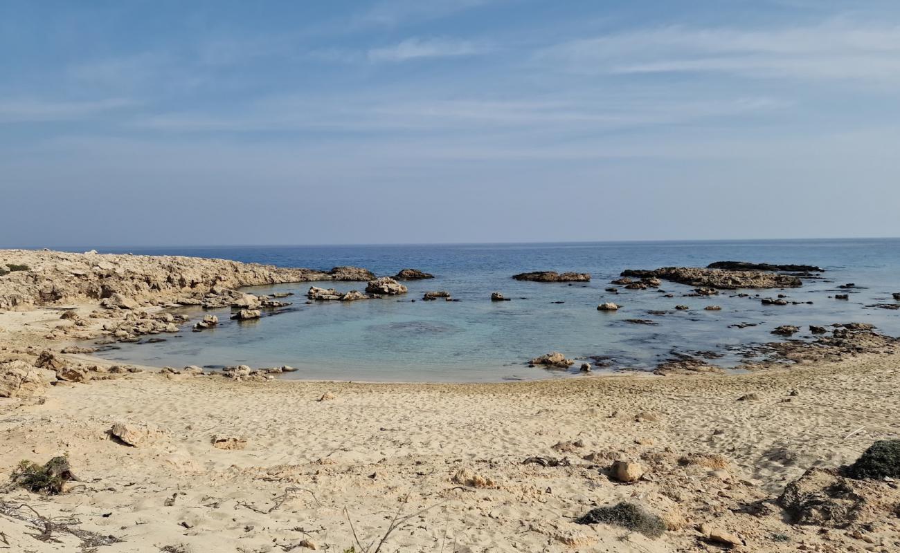 Deserted Beach'in fotoğrafı bej kum ve kayalar yüzey ile