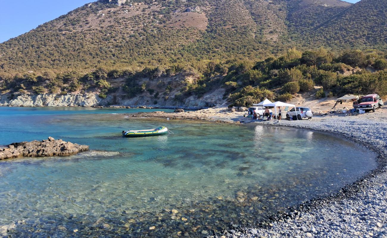 Agapitos Beach'in fotoğrafı gri çakıl taşı yüzey ile