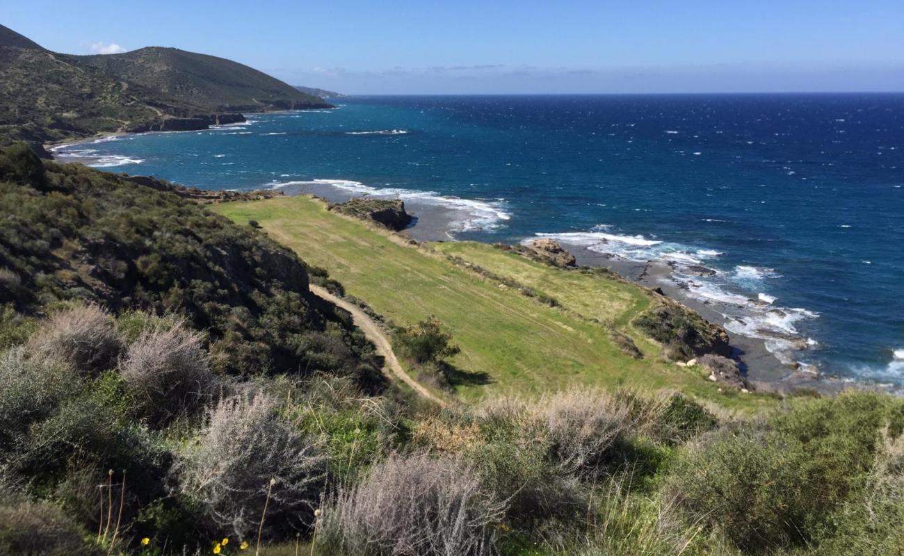 Kumlu Deniz Beach'in fotoğrafı bej kum ve kayalar yüzey ile