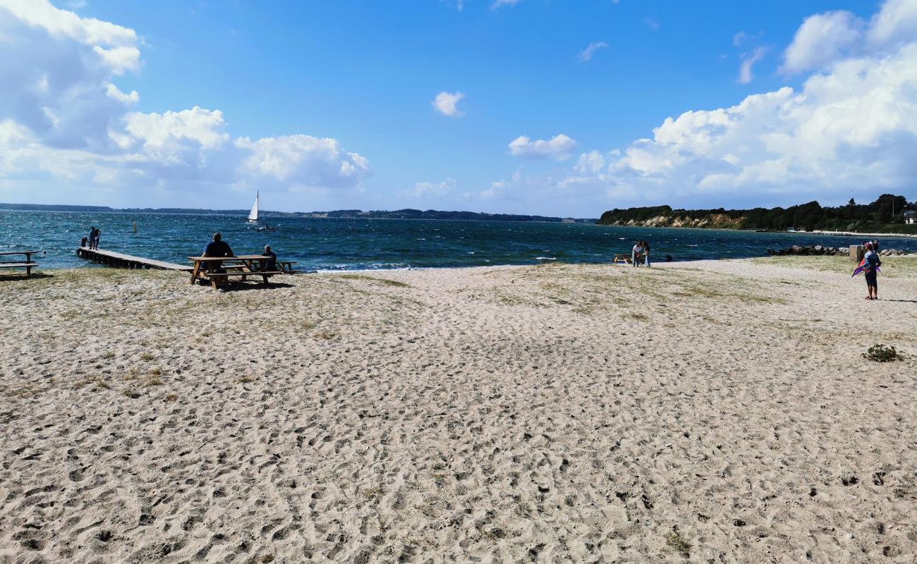 Fluepapiret Beach'in fotoğrafı parlak kum yüzey ile