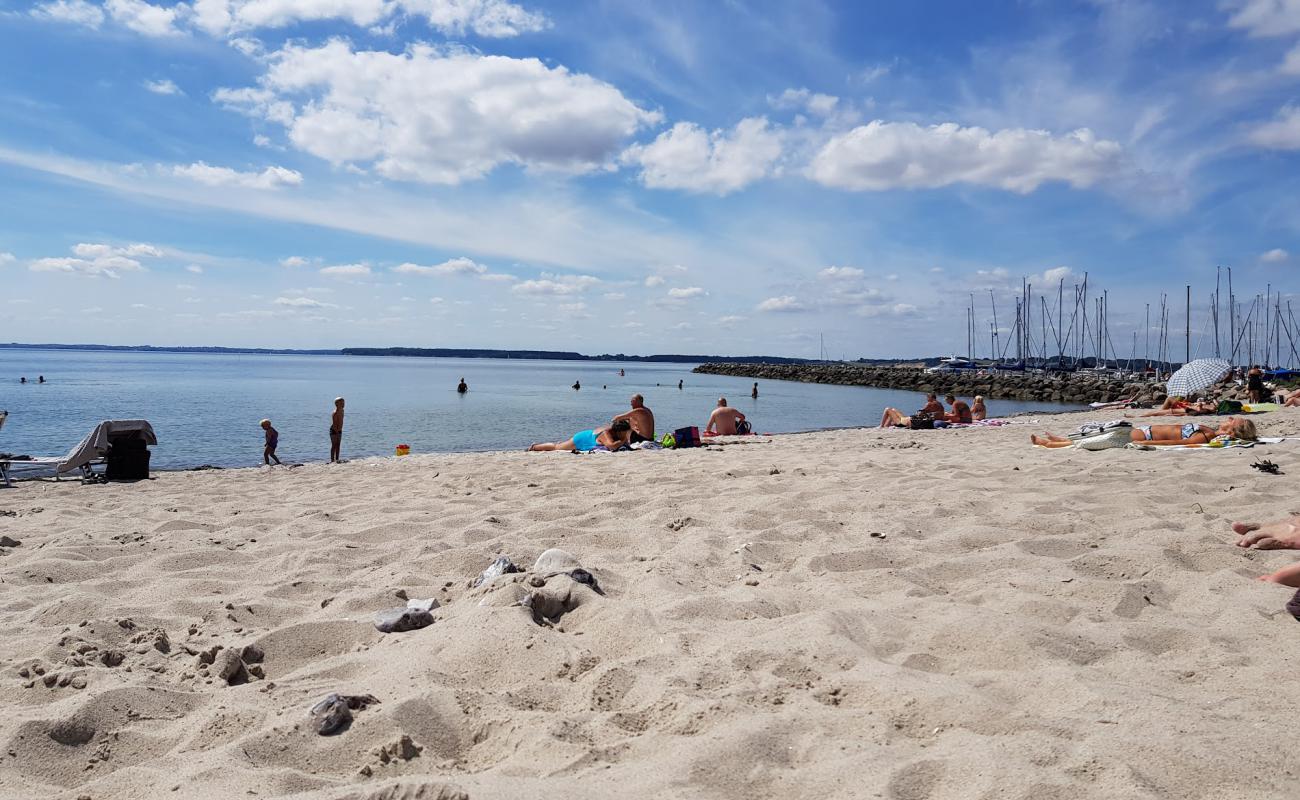 Den Sorte Beach'in fotoğrafı parlak kum yüzey ile