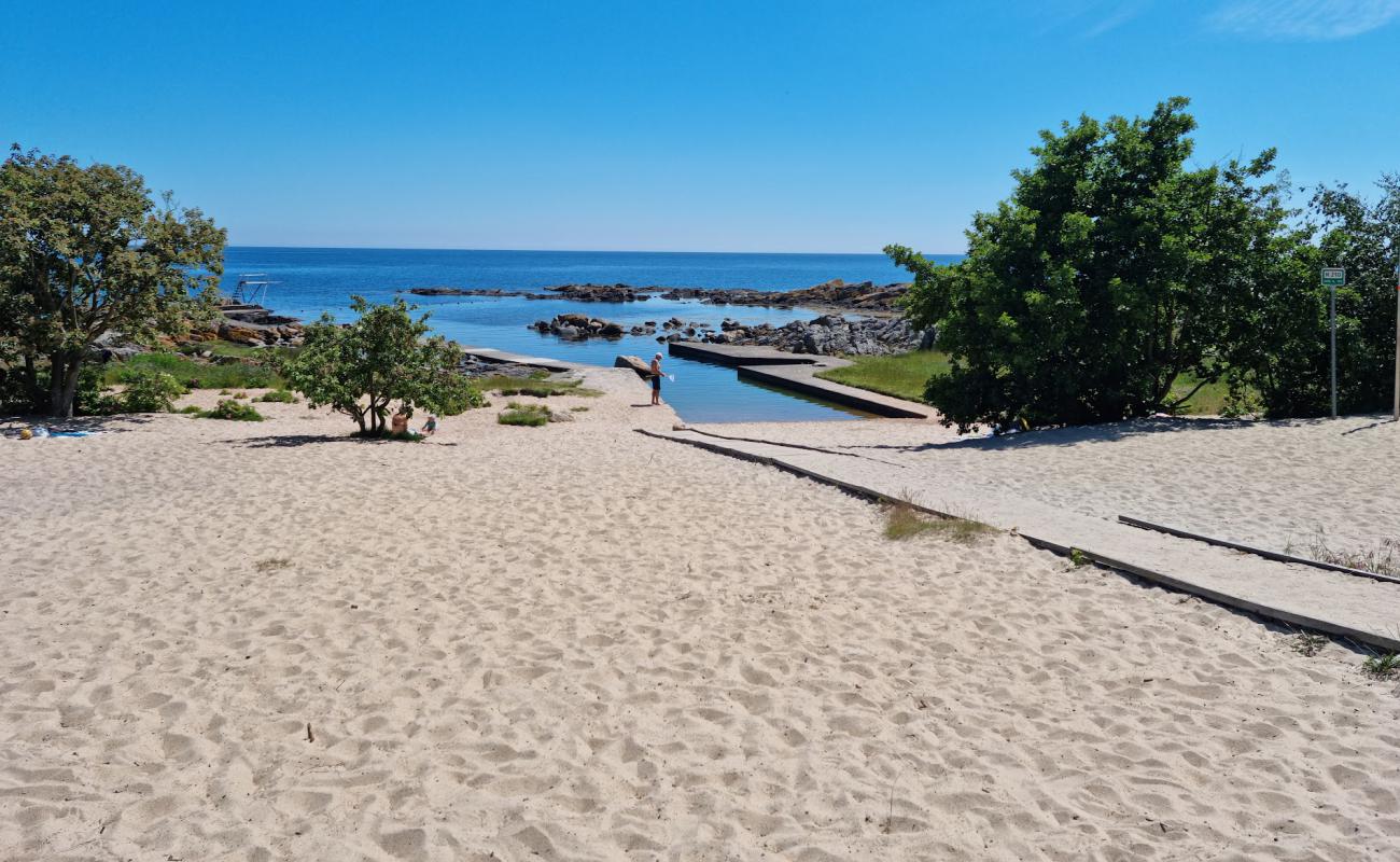 Svaneke Gamle Fyr Beach'in fotoğrafı parlak kum yüzey ile