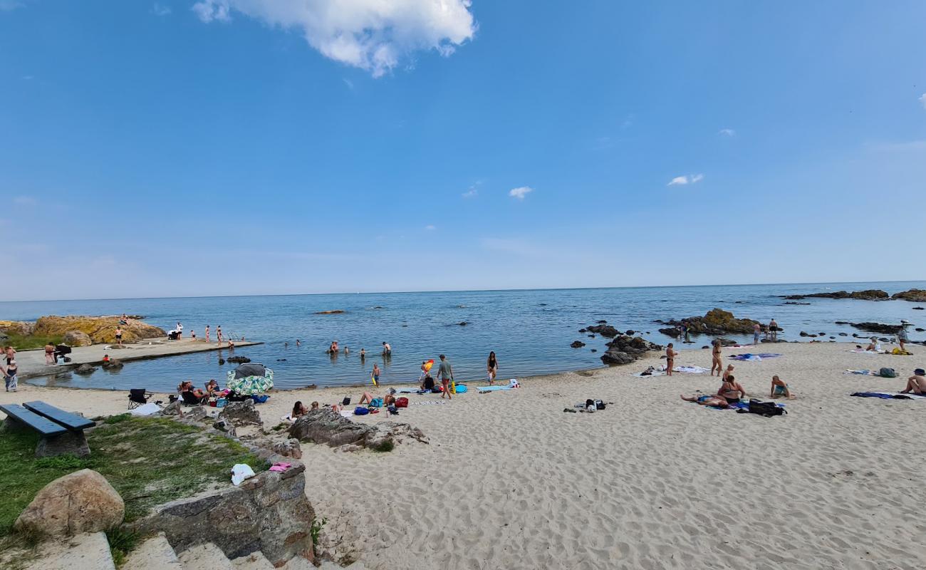 Naes Strand'in fotoğrafı açık bej kum yüzey ile