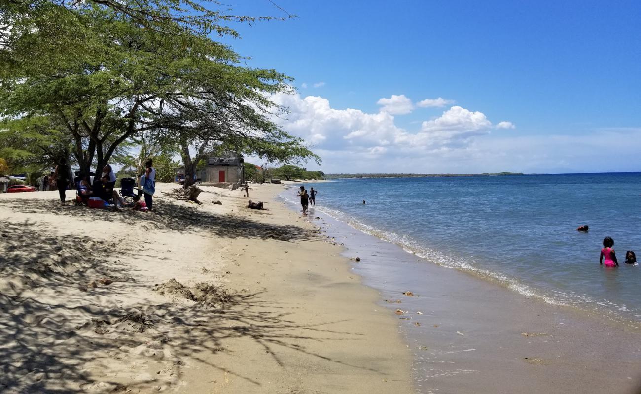 Playa Los Coquitos'in fotoğrafı parlak kum yüzey ile