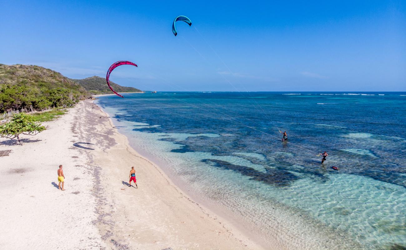 Playa Buen Hombre'in fotoğrafı parlak kum yüzey ile