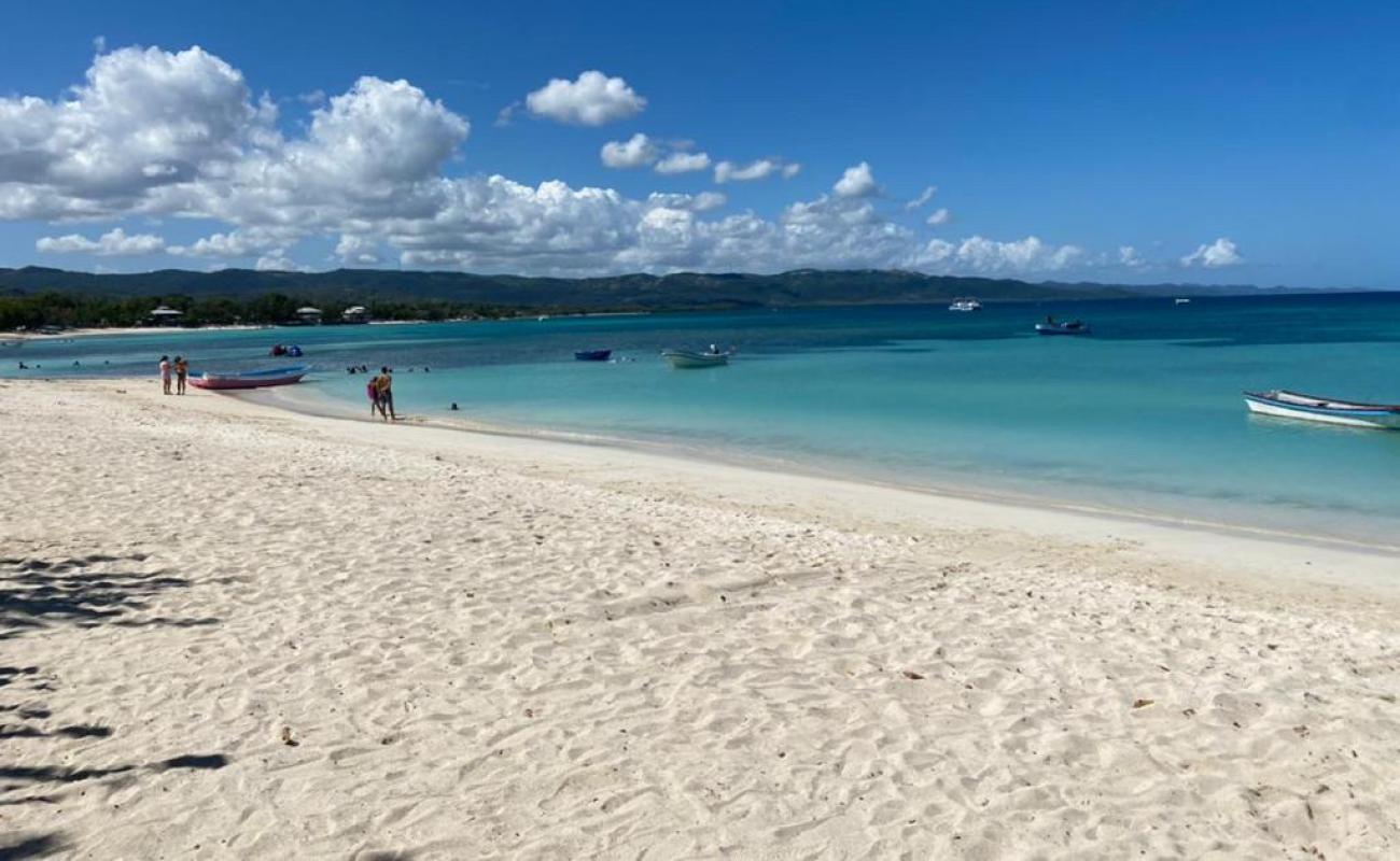 Playa Punta Rucia'in fotoğrafı beyaz ince kum yüzey ile