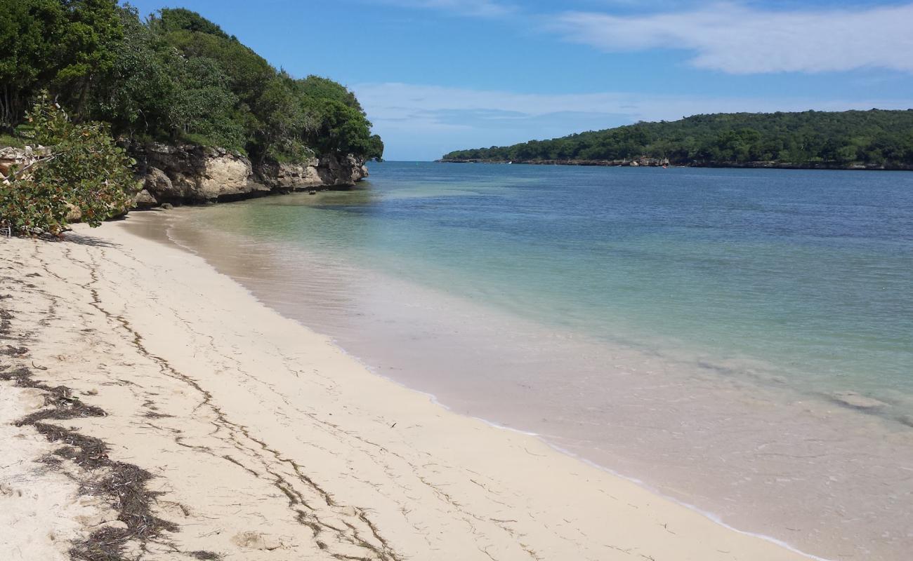 Playa Chiquita La Rucia'in fotoğrafı açık bej kum yüzey ile