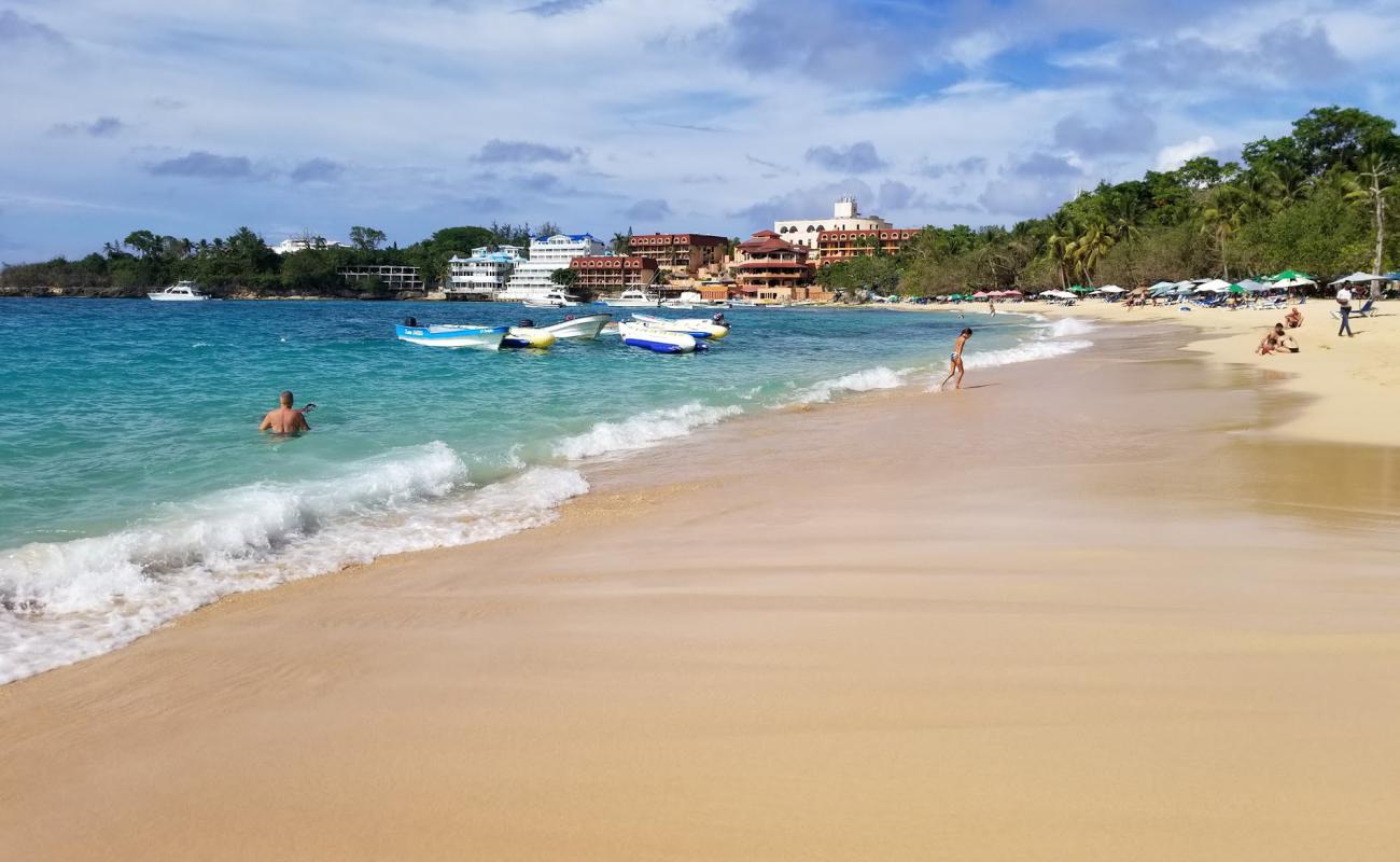 Sosua Plajı'in fotoğrafı parlak ince kum yüzey ile