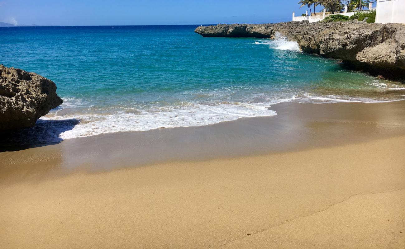 Playa Chiquita'in fotoğrafı i̇nce bej kum yüzey ile