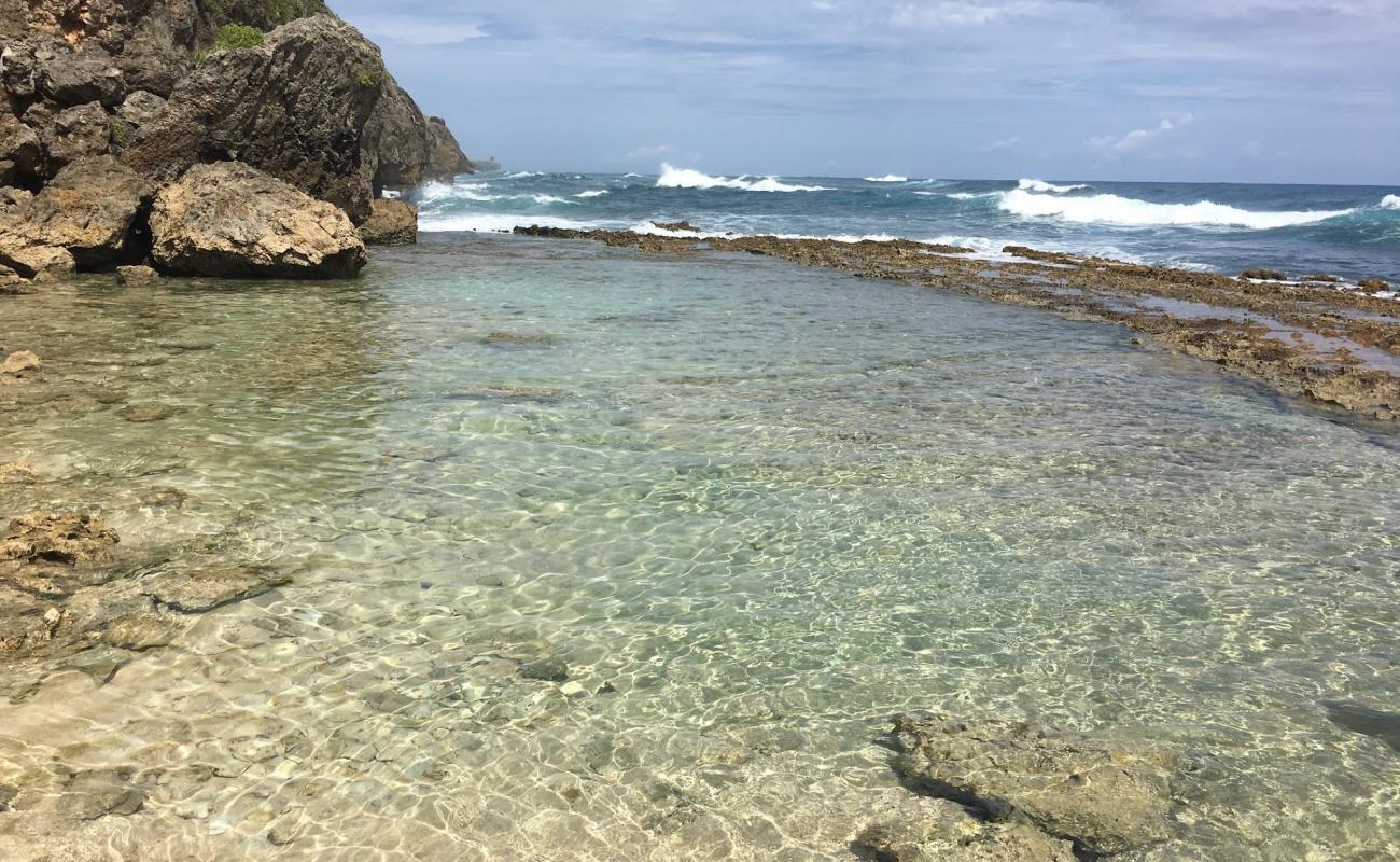 Playa Caleton Pequena'in fotoğrafı bej kum ve kayalar yüzey ile