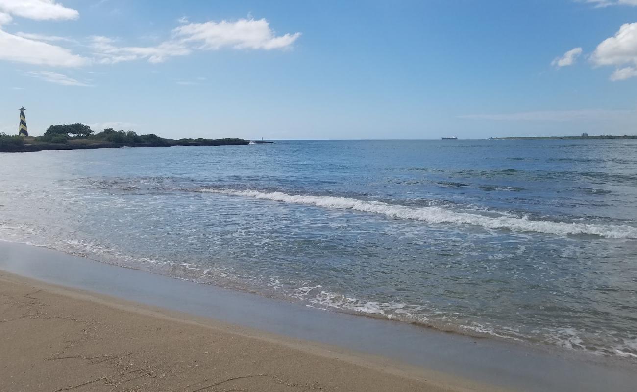 Muerto beach'in fotoğrafı taşlı kum yüzey ile