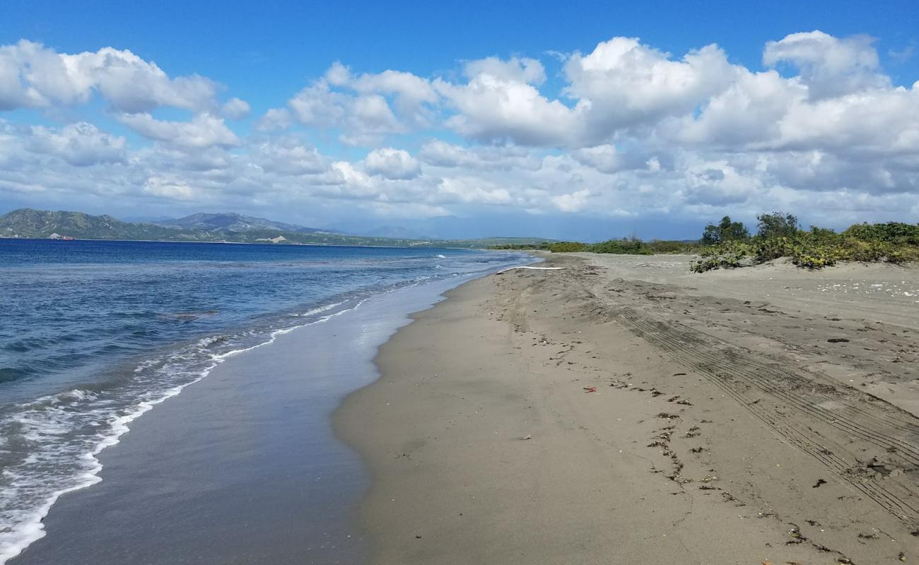 Derrumbao beach'in fotoğrafı gri kum yüzey ile