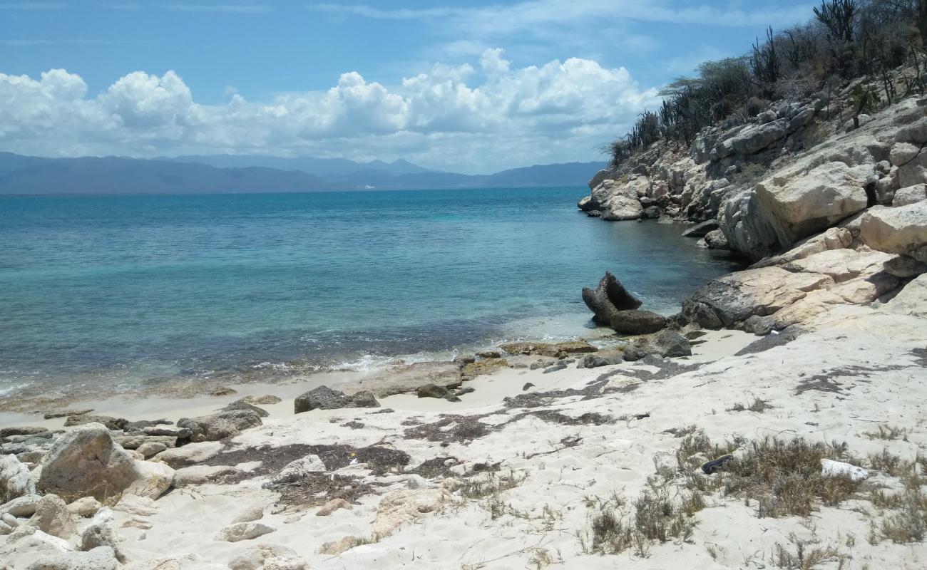 Pirates Cave beach'in fotoğrafı parlak kum ve kayalar yüzey ile